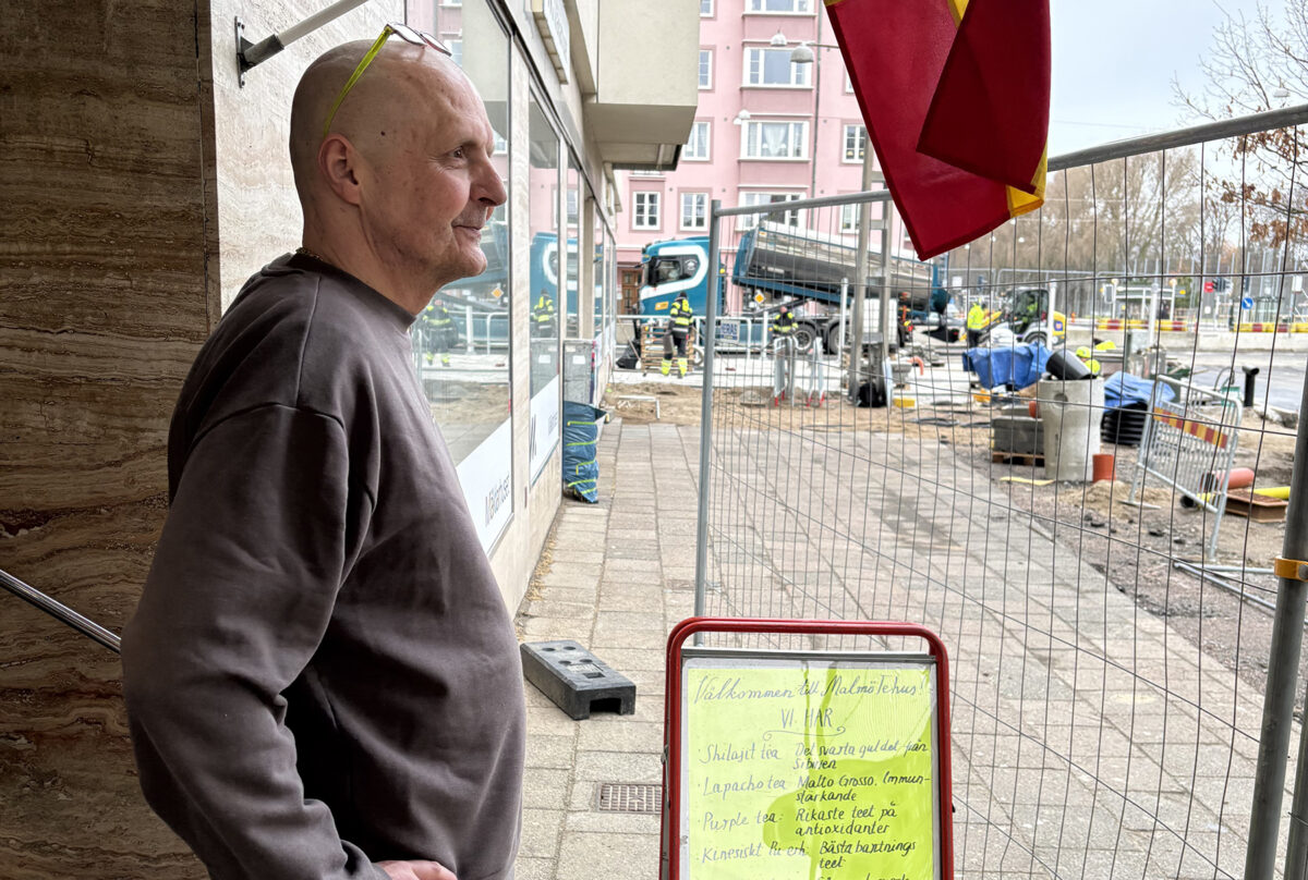 Butik bakom byggstängsel 